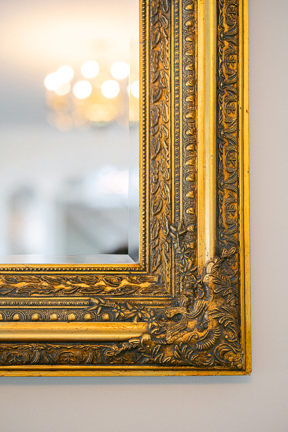 Un miroir doré. Décoration.