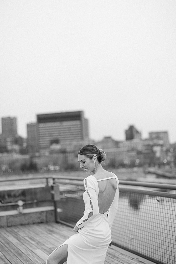 Portrait de la mariée au Vieux-Port de Montréal.