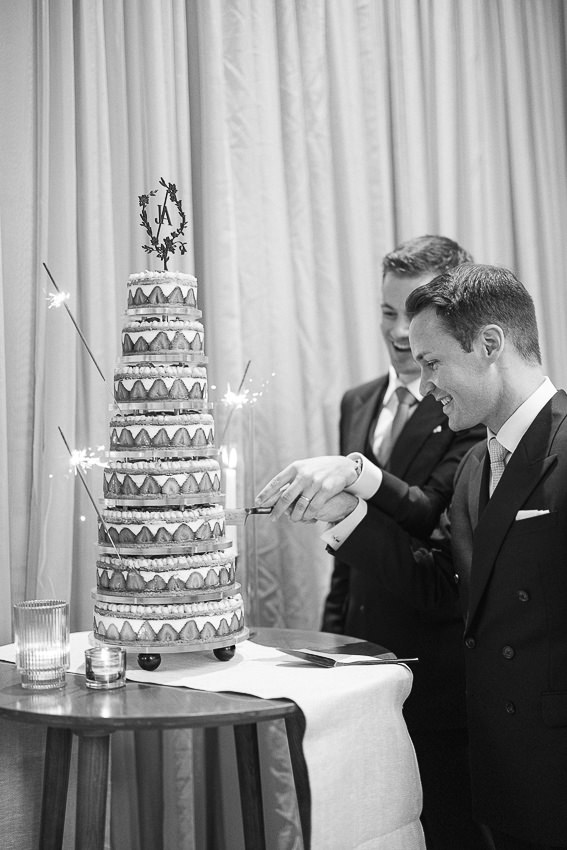 Les mariés coupent le gâteau de mariage.