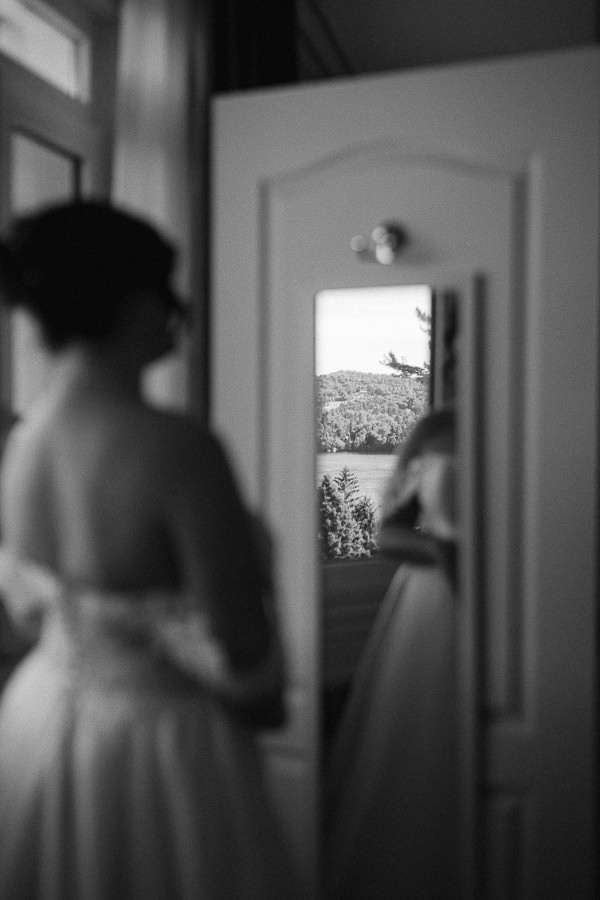 La mariée se regarde dans le miroir.