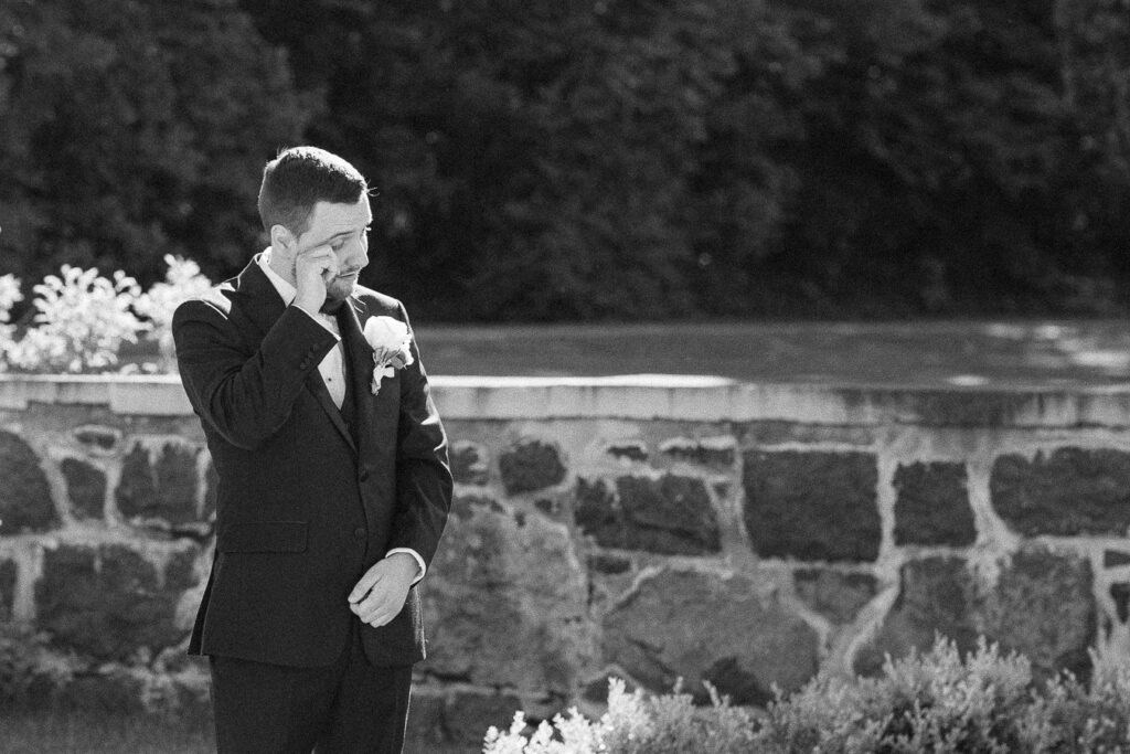 Le marié verse une larme lors de la cérémonie de mariage.