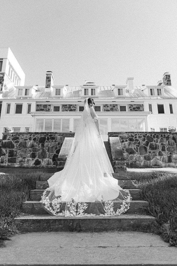 Portrait de la mariée dans sa jolie robe de mariage, devant le Manoir Stonehaven.