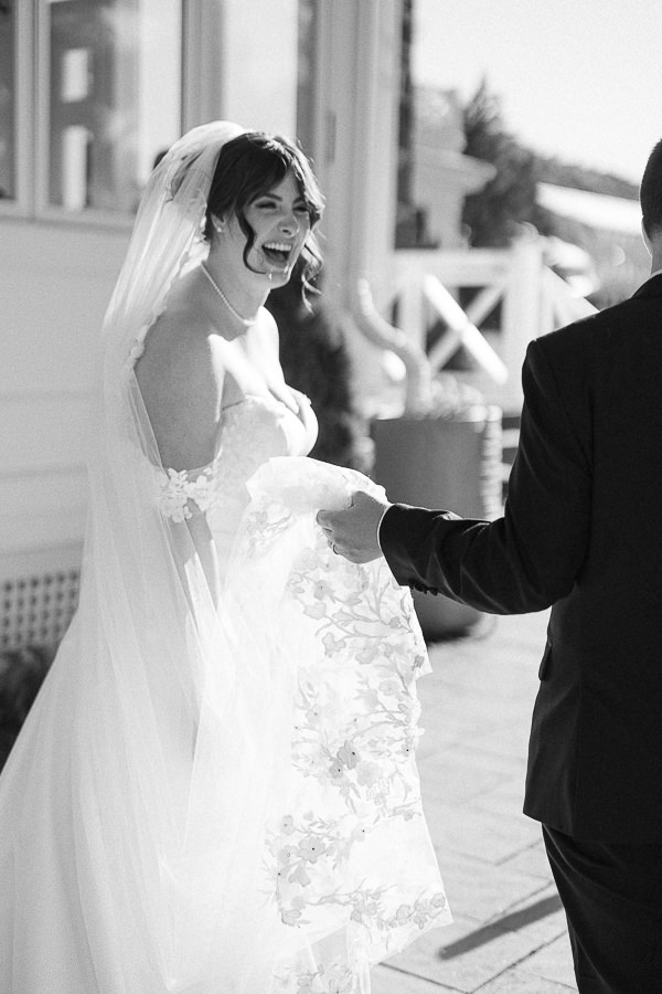 La mariée est souriante accompagné de son mari.