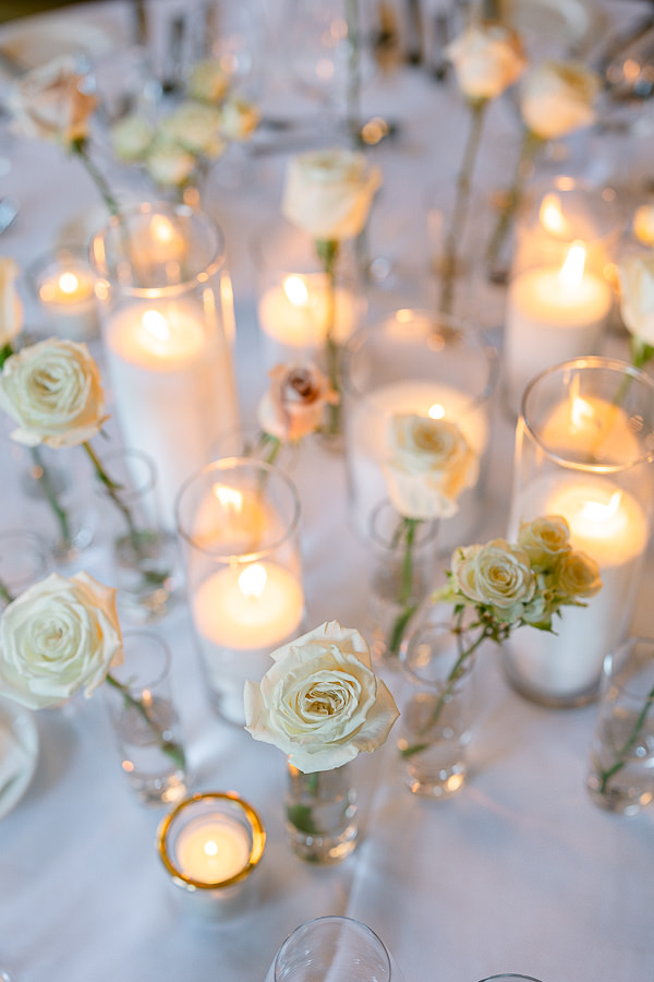 Le décor de la table : chandelles et roses blanches.