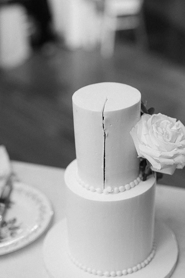 Le gâteau de mariage a été coupé par les mariés.