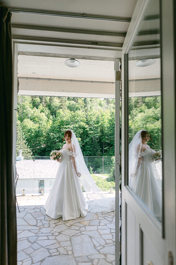 Portrait de la mariée dans sa robe de mariage.