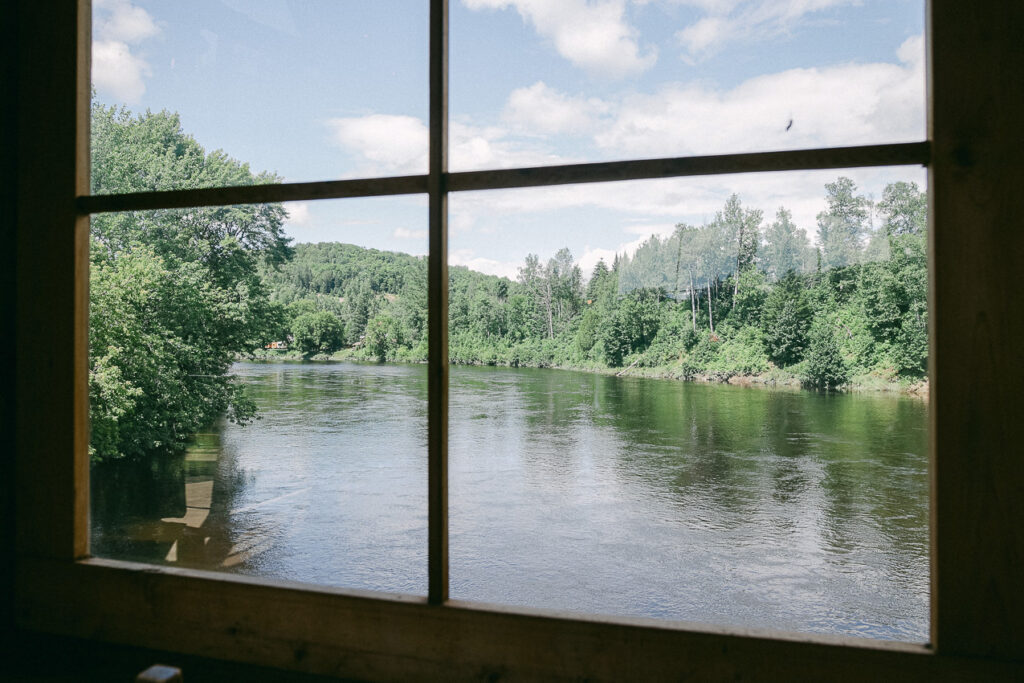 Vue sur la rivière. Le Pont Couvert.