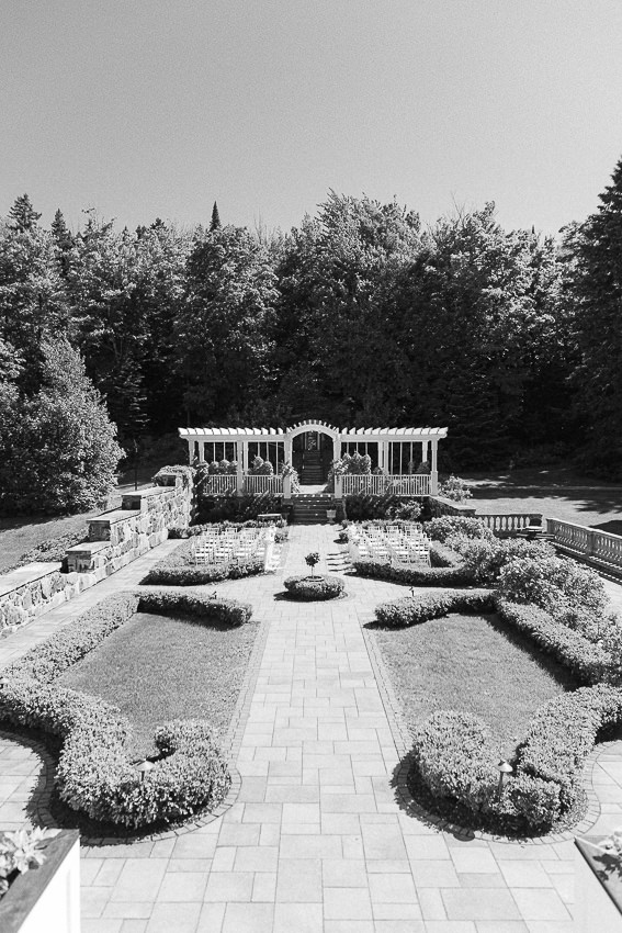 Un mariage dans les Laurentides, le Manoir Stonehaven. Les beaux jardins.