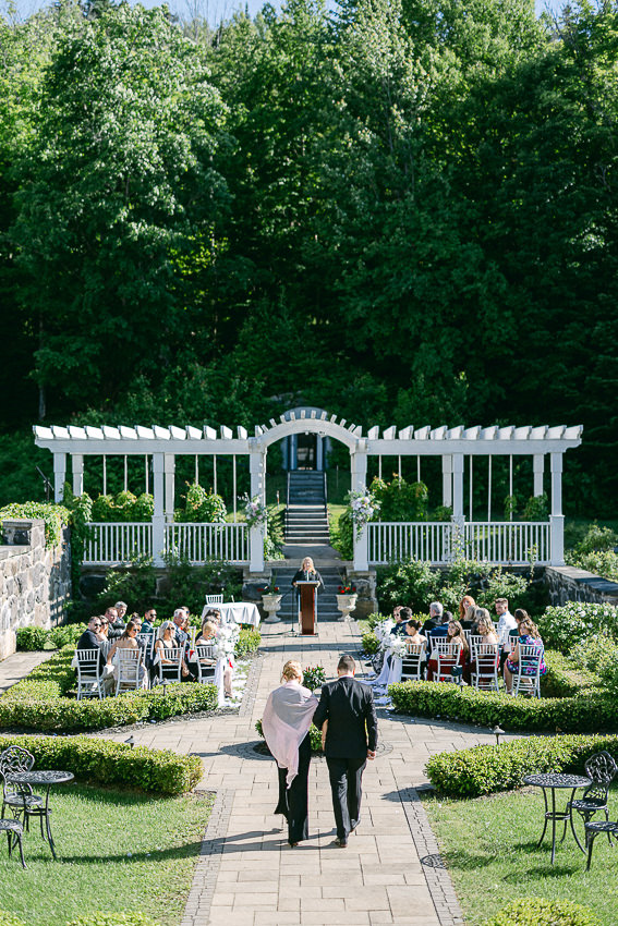 Un mariage dans les Laurentides, le Manoir Stonehaven. Cérémonie dans les jardins.