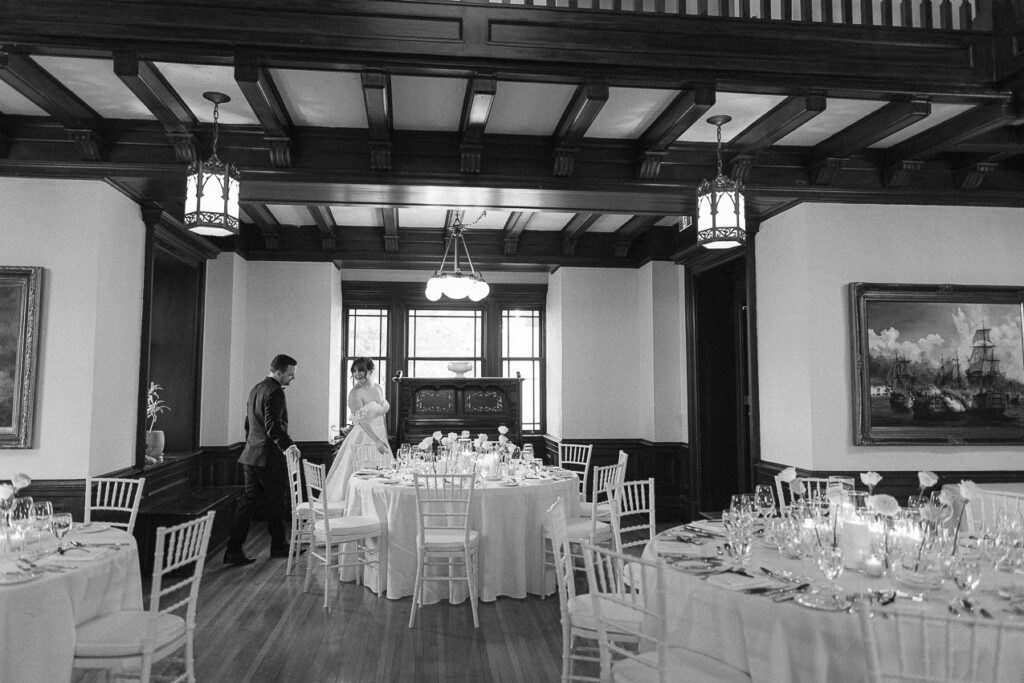 Les mariés dans la salle de réception du manoir Stonehaven, Laurentides.