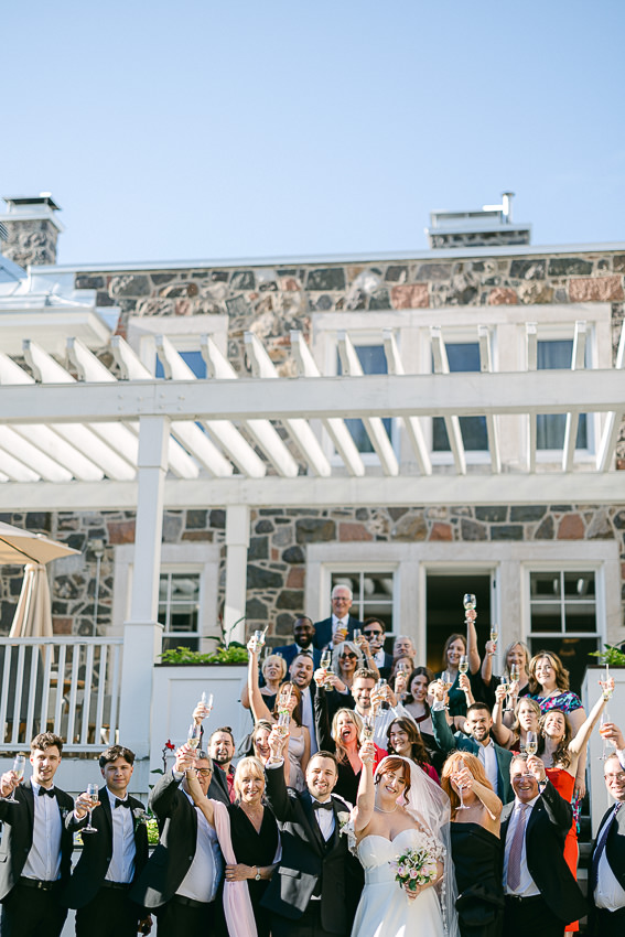 Photo de groupe. Un mariage dans les Laurentides, le Manoir Stonehaven.