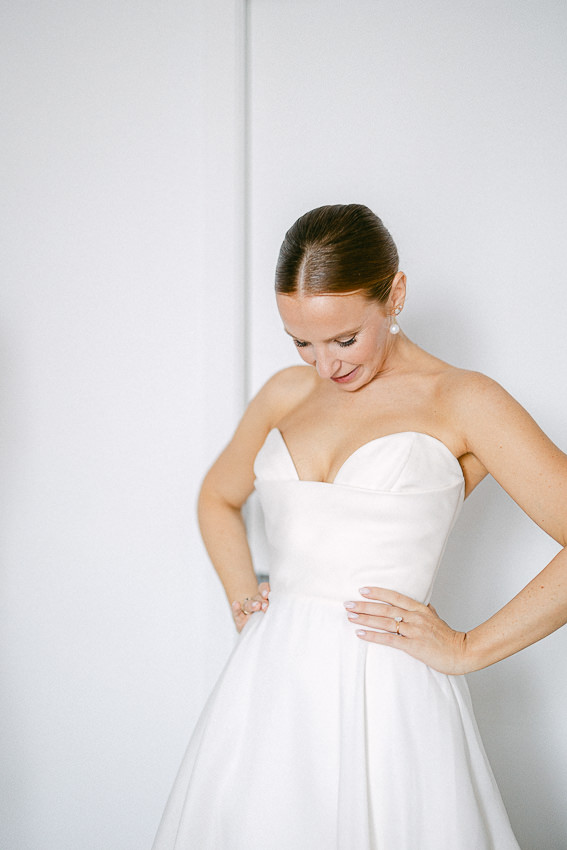 Portrait de la mariée vêtue de sa robe de mariage.