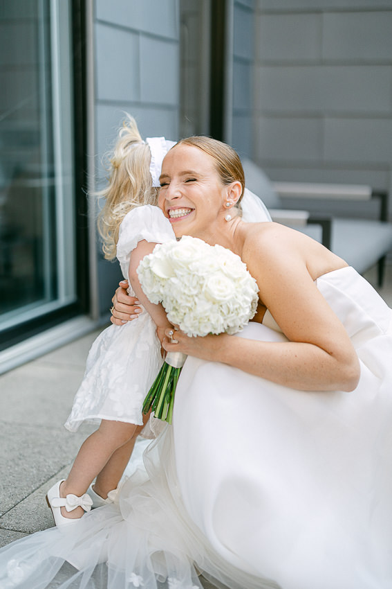 La mariée donne un câlin 
à une petite nièce.