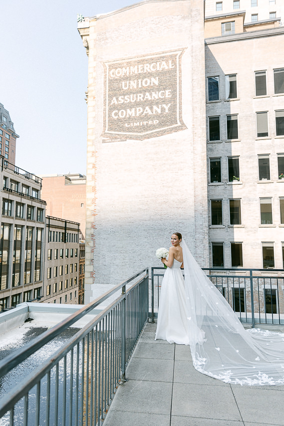 Portrait de la mariée sur une terrasse au Vieux Montréal.