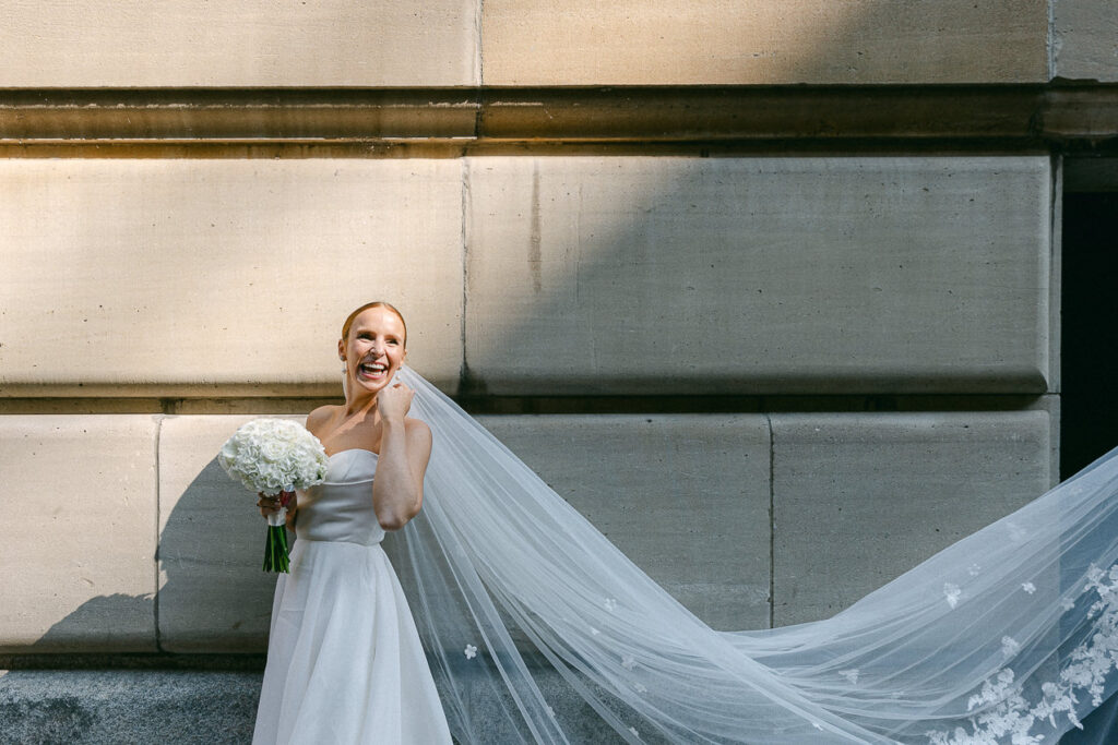 Portrait de la mariée sur une terrasse au Vieux Montréal.