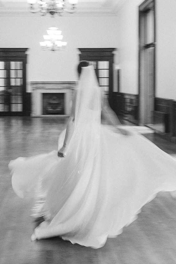 La mariée en mouvement, dans sa robe de mariage.