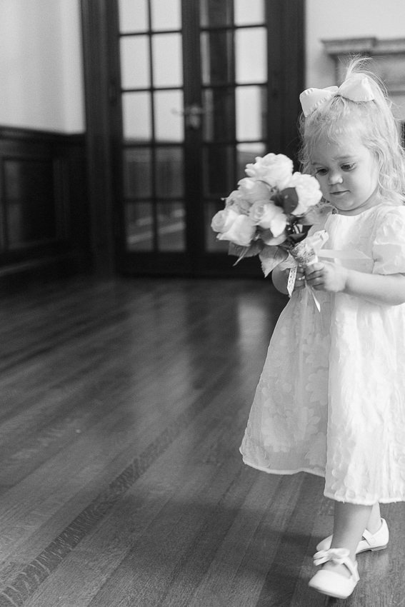 Une petite bouquetière avec son bouquet de fleurs.