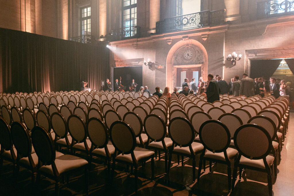 Le décor des lieux de la cérémonie, Théâtre St-James, Vieux-Montréal. Les invités arrivent.