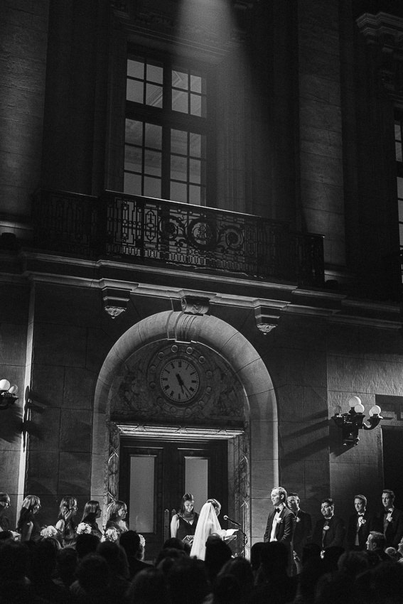 La cérémonie de mariage au Théâtre St-James, Vieux-Montréal.