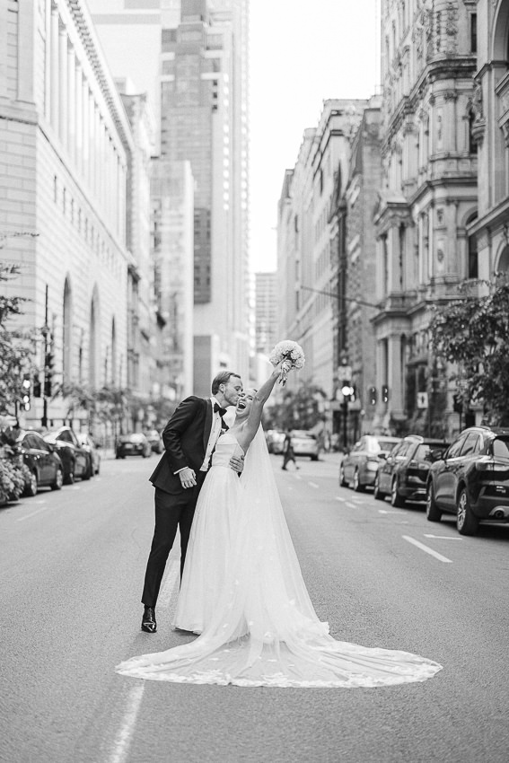 Portrait des mariés sur la rue St-Jacques au Vieux-Montréal.