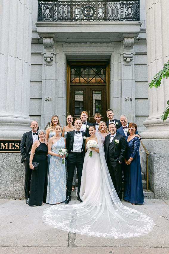 Portrait de famille lors d'un mariage au Théâtre St-James.