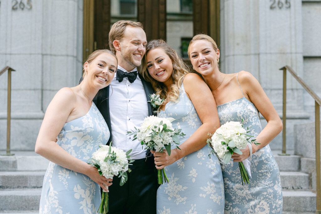 Portrait de famille, le marié et ses sœurs.