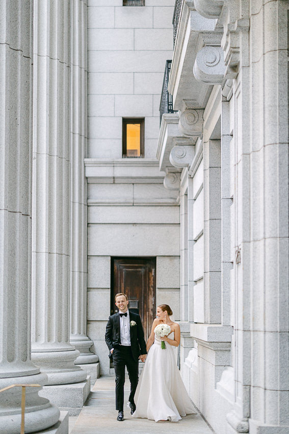 Les mariés devant le Théâtre St-James.