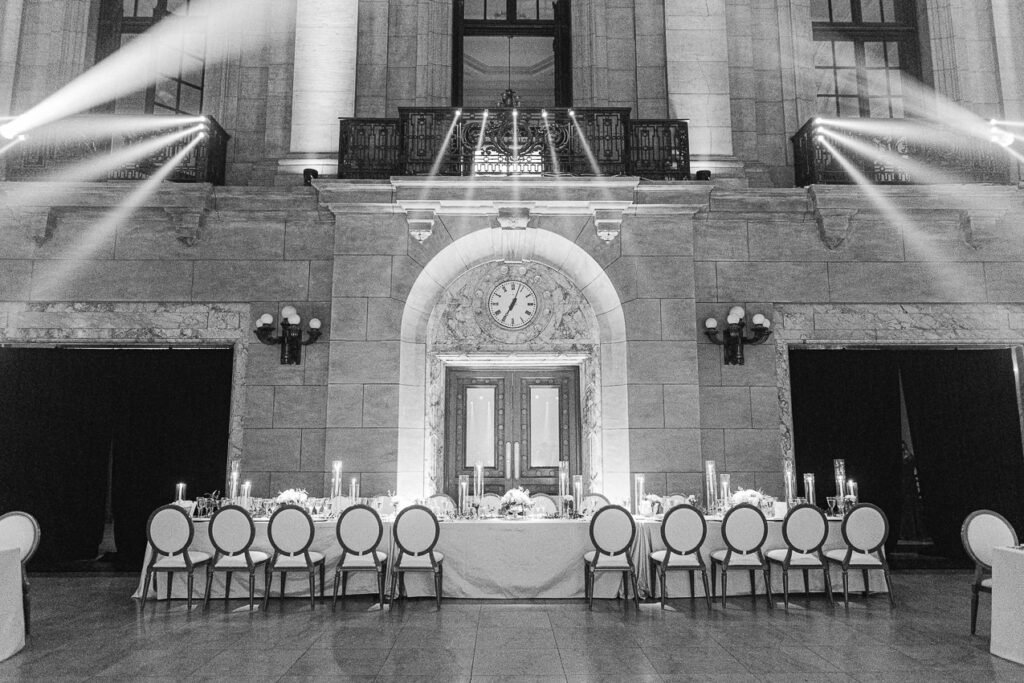 La table d'honneur, salle de réception, mariage au Théâtre St-James.