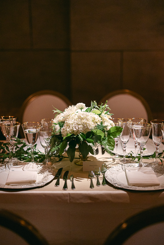 La table décorée, lors d'une réception de mariage au Théâtre St-James, Vieux-Montréal.