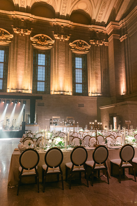 La table décorée, lors d'une réception de mariage au Théâtre St-James, Vieux-Montréal.