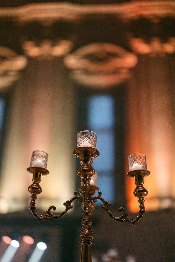 Un chandelier sur la table décorée. Théâtre St-James.