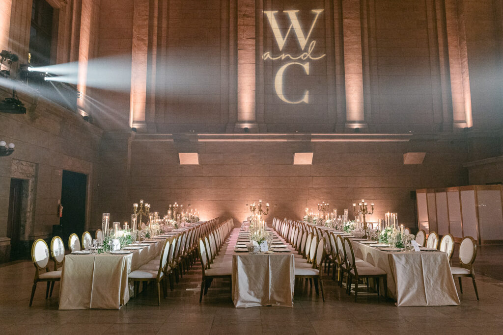 La table décorée, lors d'une réception de mariage au Théâtre St-James, Vieux-Montréal.