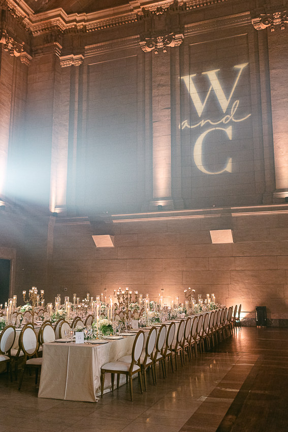 La table décorée, lors d'une réception de mariage au Théâtre St-James, Vieux-Montréal.