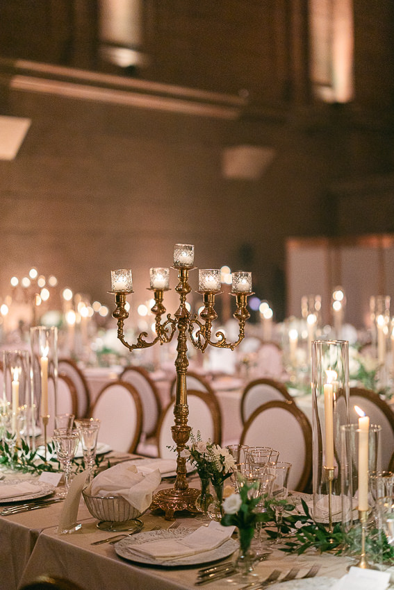 Un chandelier sur la table décorée. Théâtre St-James.