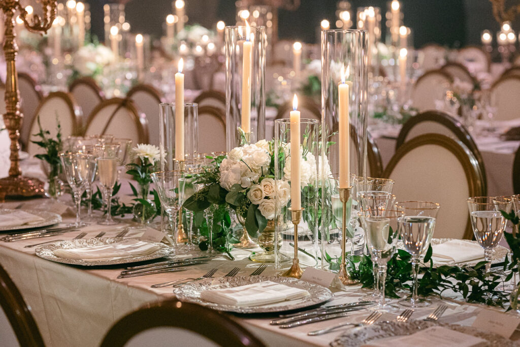 La table bien décorée par l'équipe de Events by cece, Théâtre St-James, Montréal.