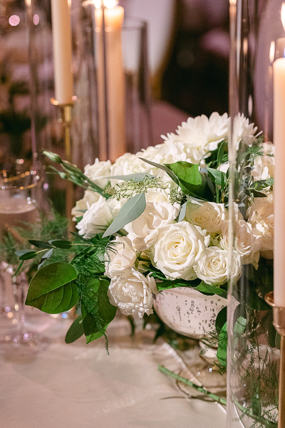 Un bouquet de fleurs, réception de mariage.