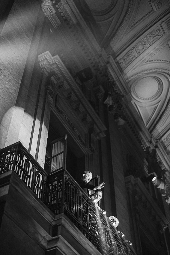 Les mariés au balcon saluent les invités, Théâtre St-James.