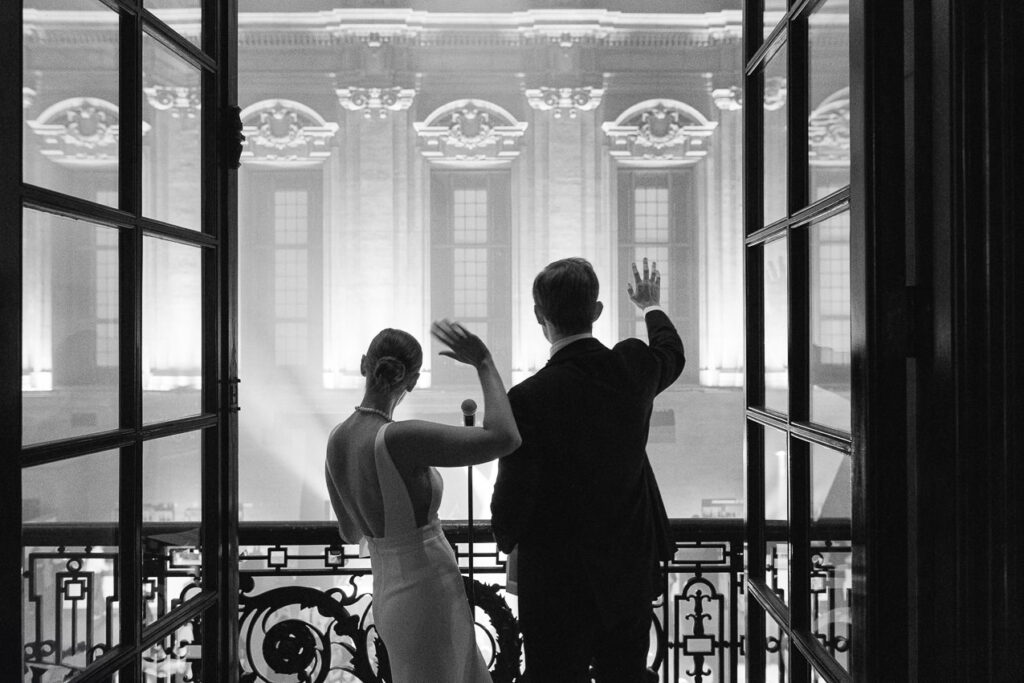 Les mariés au balcon saluent les invités, Théâtre St-James.