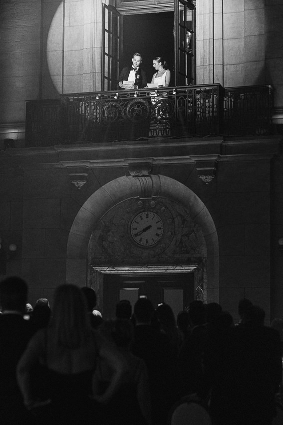 Les mariés au balcon font un discours, Théâtre St-James.