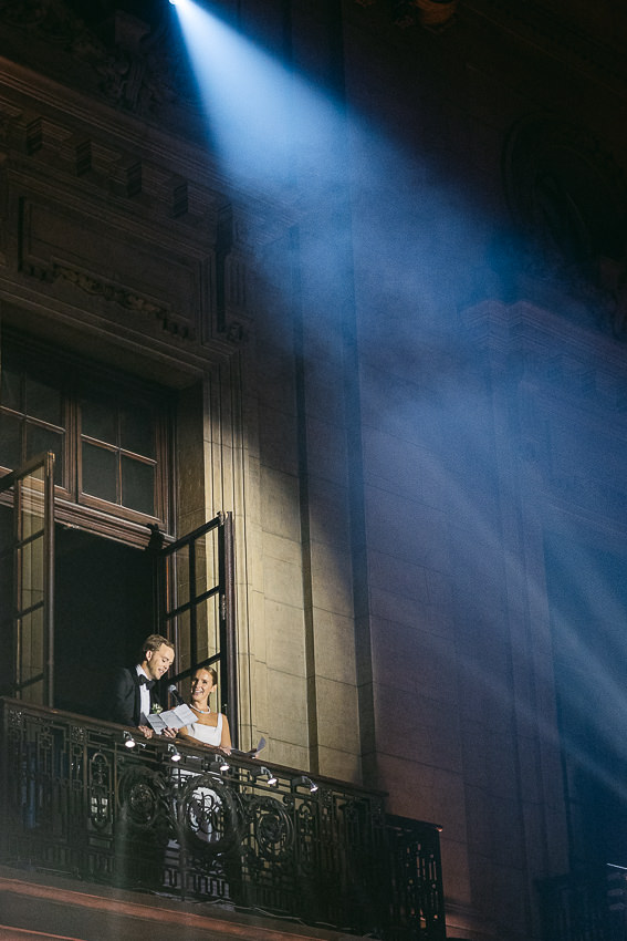 Les mariés au balcon font un discours, Théâtre St-James.