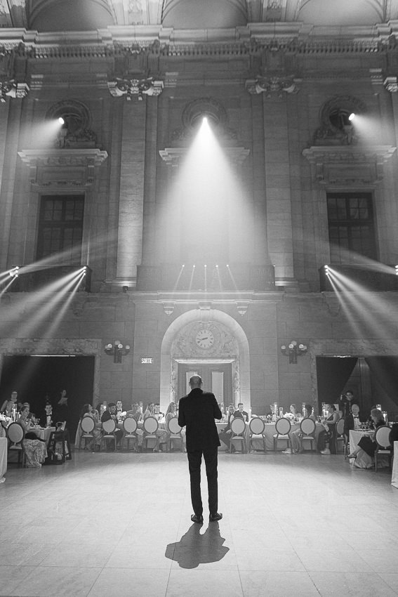 Le père du marié fait son discours. Mariage au Théâtre St-James.