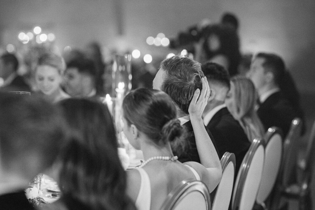 Moment intime entre les mariés à la table de réception.