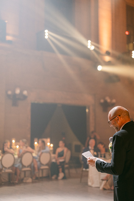 Le père du marié fait son discours. Mariage au Théâtre St-James.