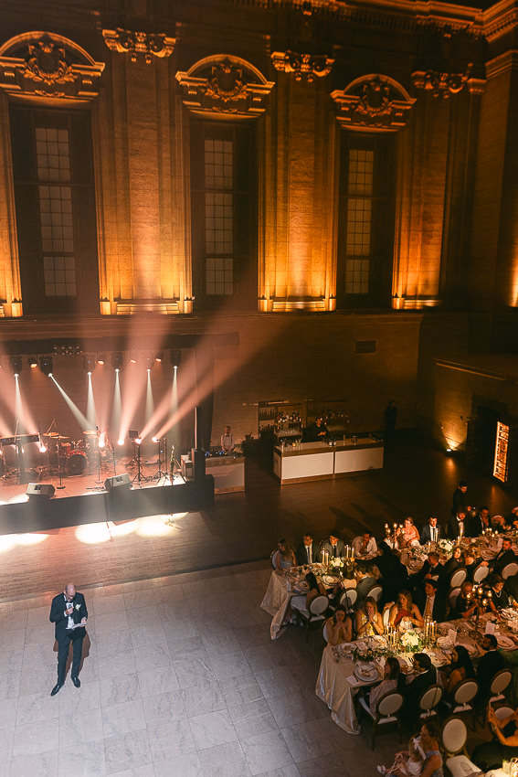 Le père du marié fait son discours. Mariage au Théâtre St-James.