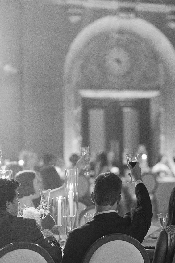 Les invités lèvent leurs verres.