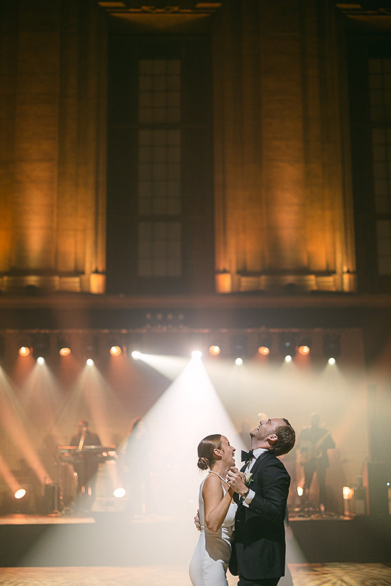 Les mariés font leur première danse, mariage au Théâtre St-James.