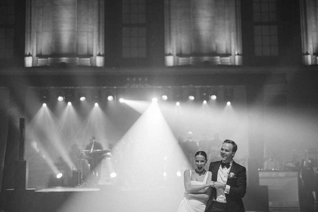 Les mariés font leur première danse, mariage au Théâtre St-James.