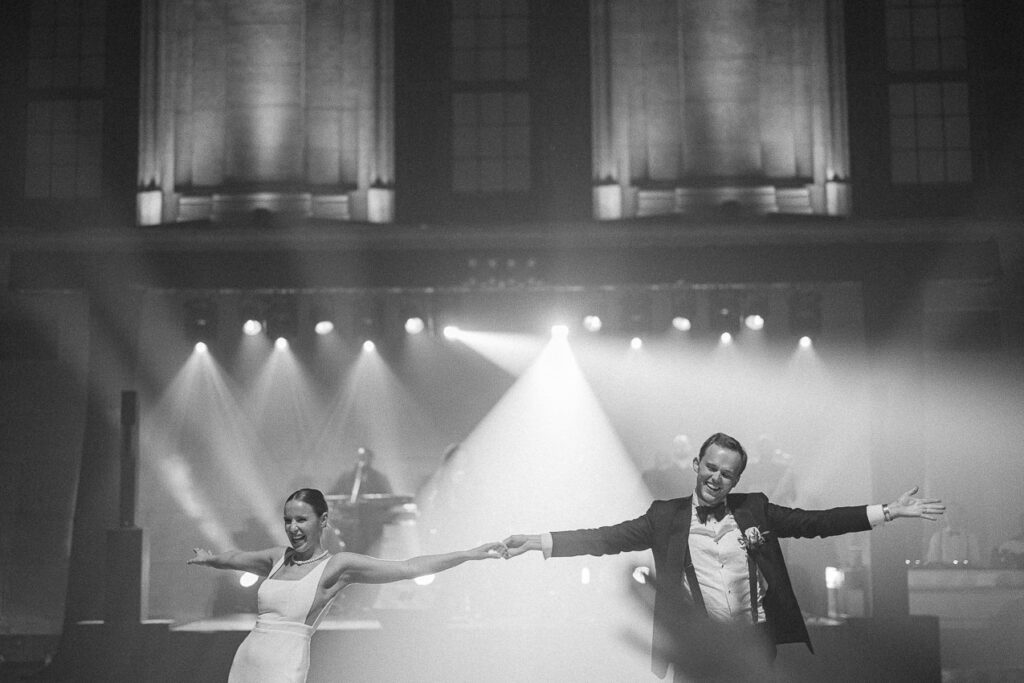 Les mariés font leur première danse, mariage au Théâtre St-James.