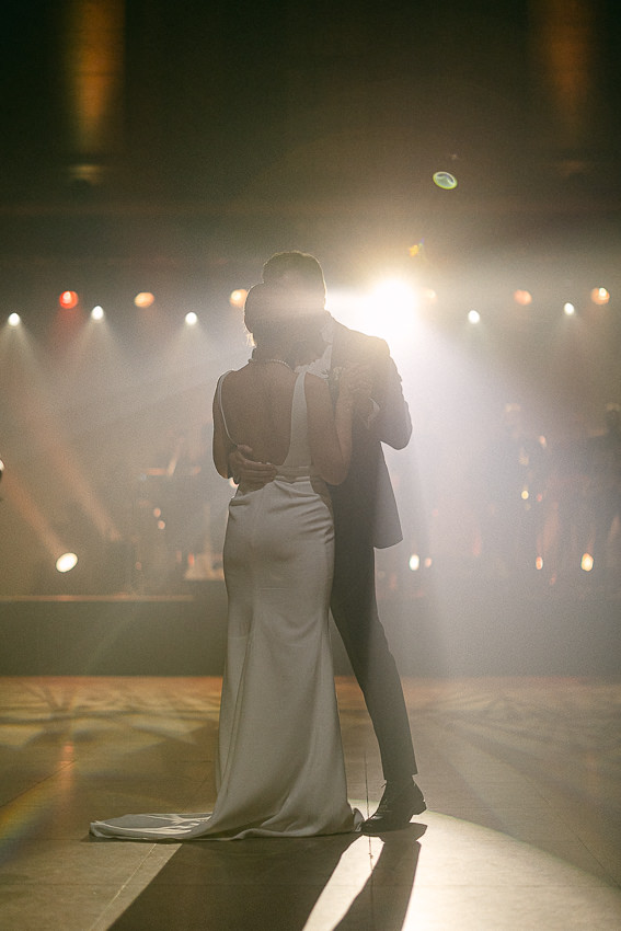 Les mariés font leur première danse, mariage au Théâtre St-James.