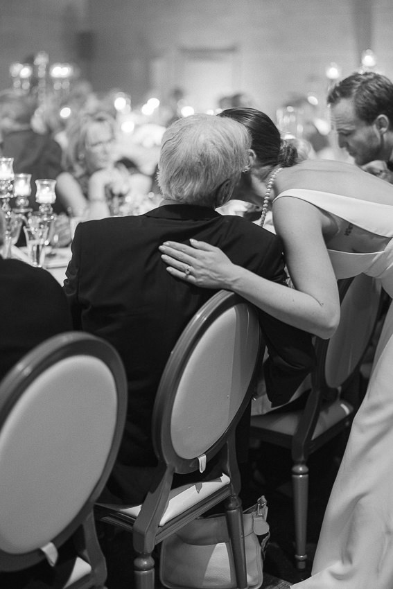 Un moment entre la mariée et un invité.